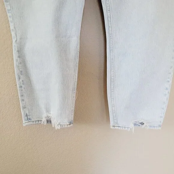 Abercrombie & Fitch Curve Love The Mom High Rise Jean Size 37 / 24 Light Wash - Picture 7 of 9